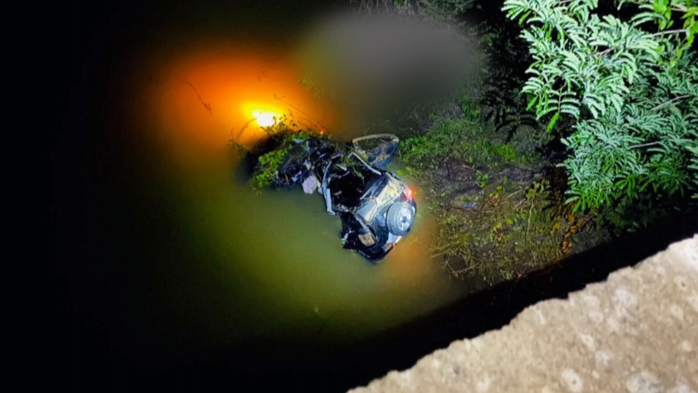 TRAGÉDIA NA BR-364 - Dois mortos e feridos após carro cair de ponte - News Rondônia