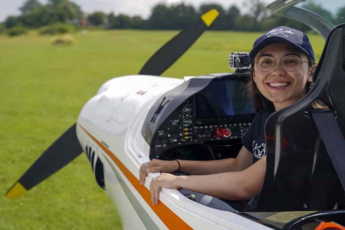 Piloto de 19 anos quer ser a mulher mais jovem a dar a volta ao mundo - News Rondônia
