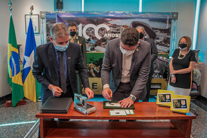 Selo comemorativo ao centenário de Jorge Teixeira recebe carimbo personalizado, em cerimônia no Palácio do Governo - News Rondônia