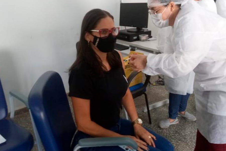 Profissionais da Educação recebem primeira dose da vacina contra a covid-19, em Rolim de Moura - News Rondônia