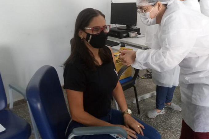 Profissionais da Educação recebem primeira dose da vacina contra a covid-19, em Rolim de Moura - News Rondônia