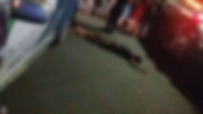 REVOLTA POPULAR: GRUPO DE PESSOAS ESPANCA CRIMINOSO ATE A MORTE APÓS TENTATIVA DE ASSALTO - News Rondônia