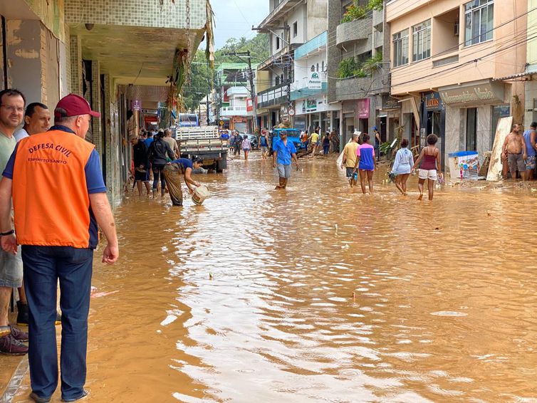 SOBE PARA SEIS O NÚMERO DE MORTOS DEVIDO A CHUVAS NO ESPÍRITO SANTO - News Rondônia