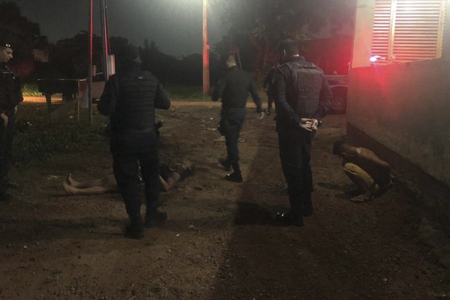 VALENTÃO: Homem enforca, bate a cabeça da esposa contra o chão e acaba preso pela PM - News Rondônia