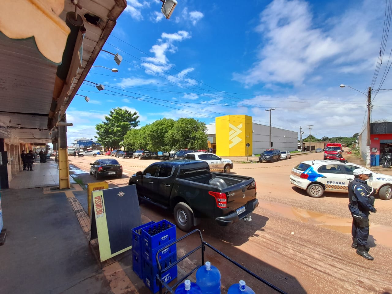 ATUALIZADA: Bandidos invadem Banco do Brasil da zona leste e funcionária é mantida refém com explosivo no corpo - News Rondônia