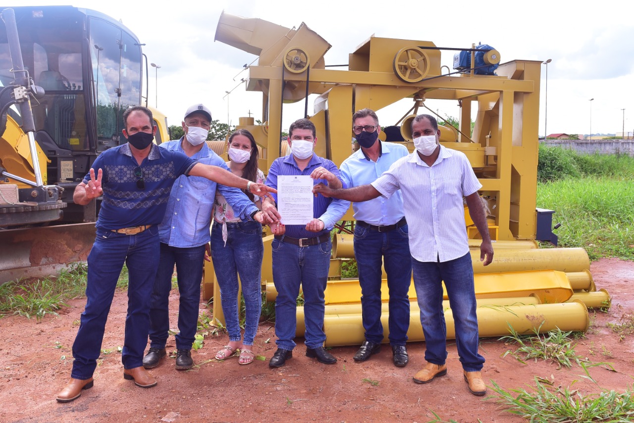 Rolim de Moura: Prefeito Fabrício Melo realiza entrega da máquina de beneficiamento de café para a Associação dos Produtores Rurais - News Rondônia