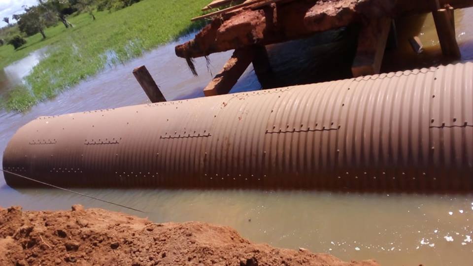 PREFEITURA DE JARU CONTINUA COM SERVIÇOS PARA ELIMINAR PONTES DE MADEIRA E SUBSTITUÍ-LAS POR TUBOS ARMCOS - News Rondônia