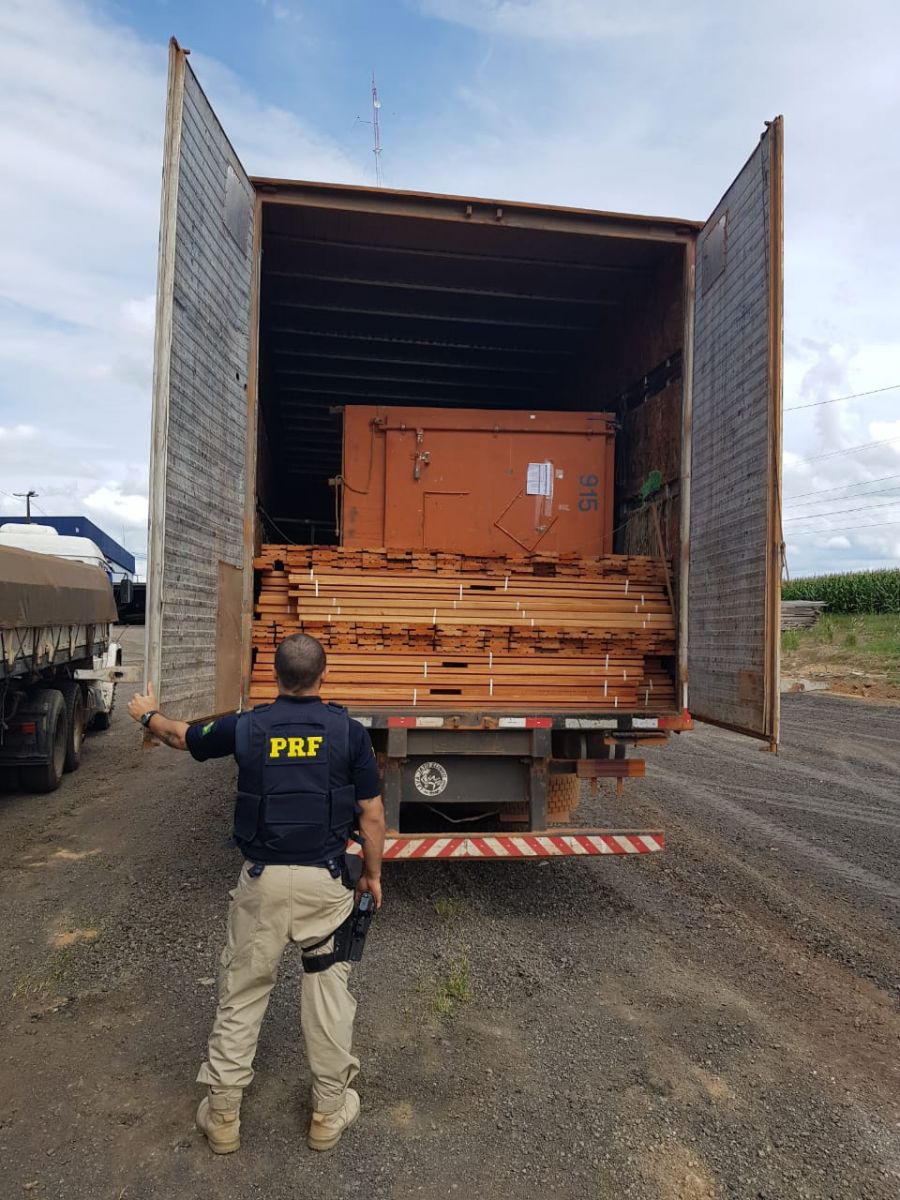CAMINHÃO COM MADEIRA IRREGULAR É APREENDIDO PELA PRF EM VILHENA - News Rondônia