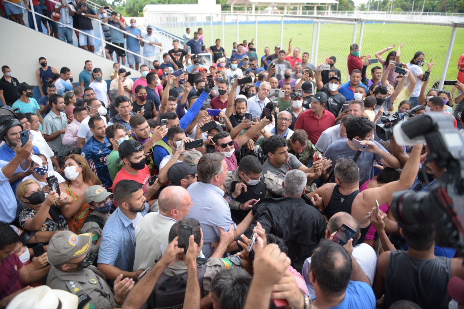 Em viagem ao Acre Bolsonaro acena com ajuda para socorrer as vítimas da alagação - News Rondônia