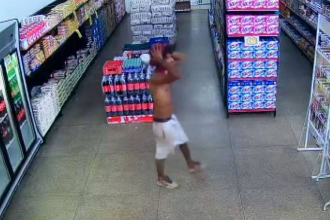 Atacado por 3 homens armados, rapaz escapa da morte a facadas ao se esconder dentro de supermercado - News Rondônia
