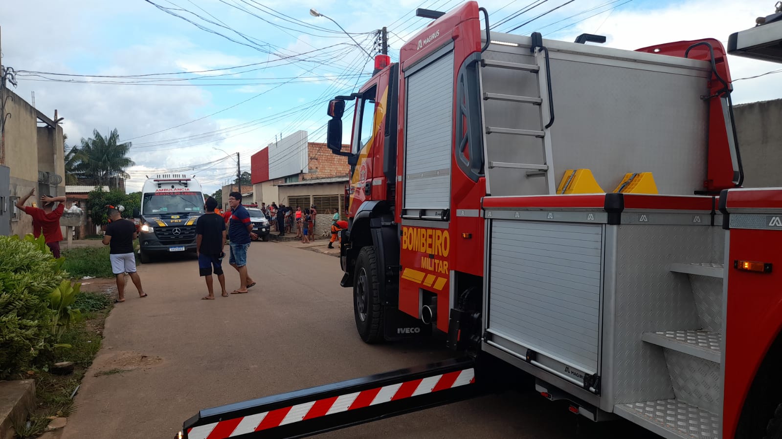 ATUALIZADA: Após mais de 2h de negociação suspeito desce de torre - News Rondônia