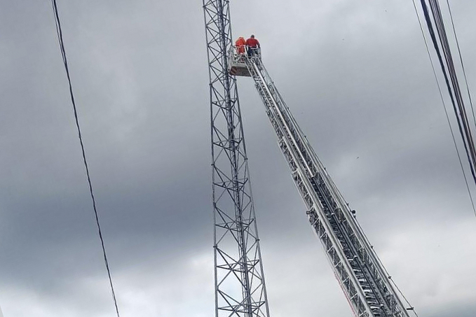 ATUALIZADA: Após mais de 2h de negociação suspeito desce de torre - News Rondônia