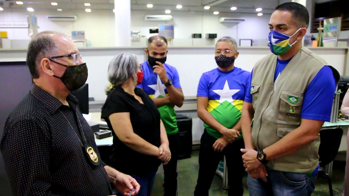 TUDO AQUI - Sargento Eyder Brasil entrega termômetro infravermelho para o IICC, em Ji-Paraná - News Rondônia