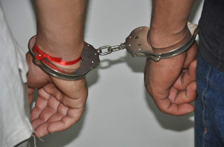 NA FUGA: POLÍCIA PRENDE SUSPEITOS E APREENDE ADOLESCENTES COM MOTOR RABETA FURTADO - News Rondônia
