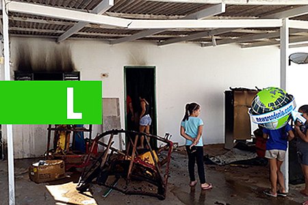 NEWS URGENTE - RESIDÊNCIA É DESTRUÍDA POR INCÊNDIO NO BAIRRO APONIÃ; CELULAR CARREGANDO PODE TER INICIADO O FOGO - News Rondônia