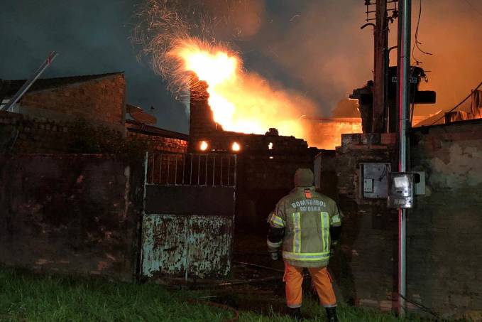 Incêndio destrói galpão de ferro Velho na zona leste de Porto Velho - News Rondônia