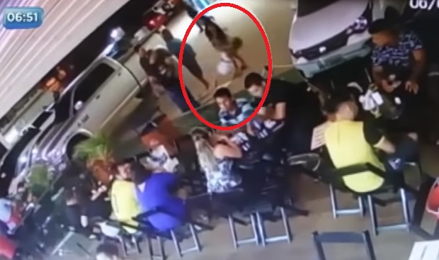 HOMEM RECEBE 'FORA' DURANTE FESTA E DÁ SOCO NO ROSTO DA MULHER; VEJA VÍDEO - News Rondônia