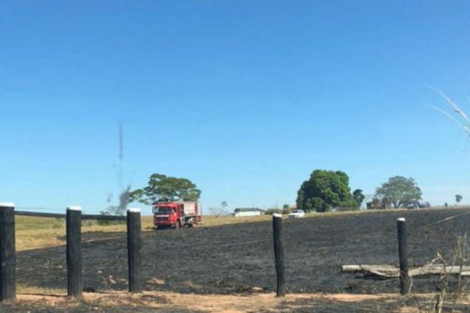Fogo às margens da BR-435 invade propriedade e destrói cerca de 10 alqueires de pasto em Colorado - News Rondônia