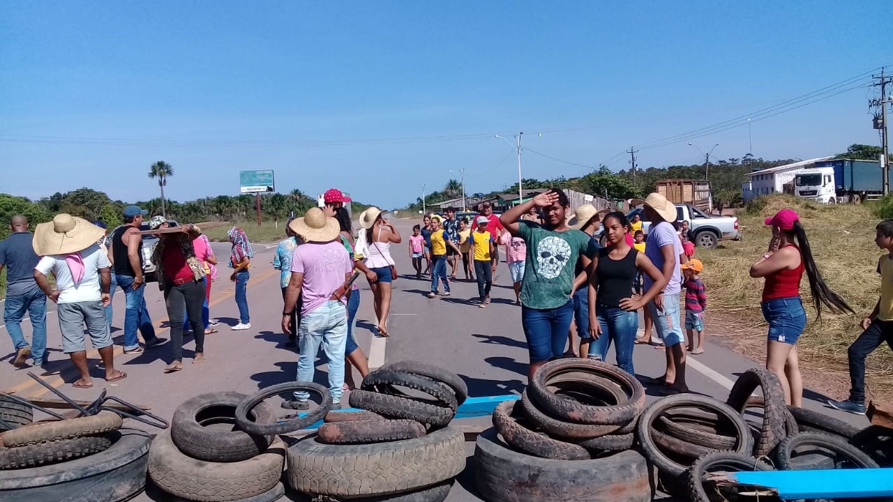 PAIS E ALUNOS DA VILA DA PENHA FECHAM ENTRONCAMENTO DAS BR'S 364/425 - News Rondônia