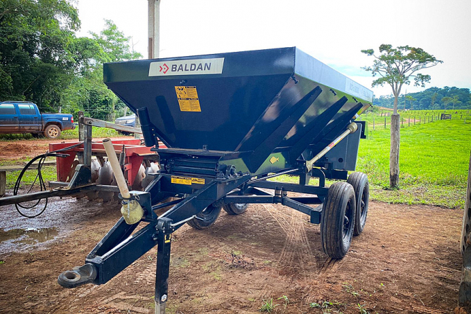 Deputado Anderson entrega máquinas e implementos agrícolas para associações em Espigão do Oeste - News Rondônia