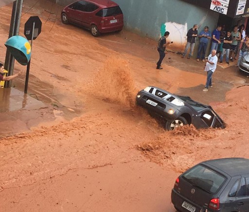 VÍDEOS: CRATERA ENGOLE CAMINHONETE APÓS TEMPORAL EM VICENTE PIRES - News Rondônia