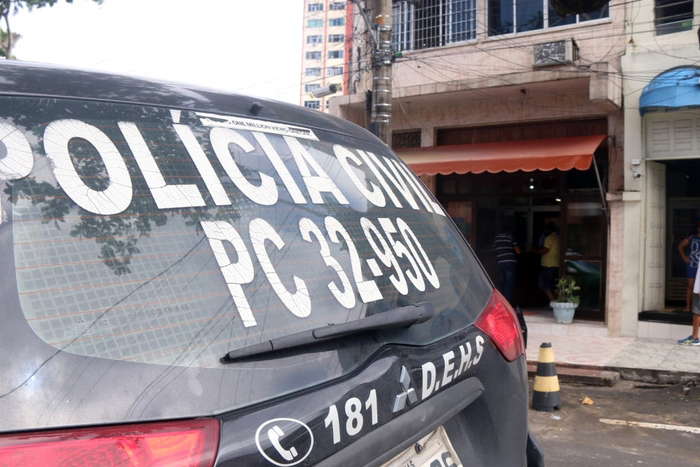 CIÚMES - Homem mata namorado com facada no pescoço - News Rondônia