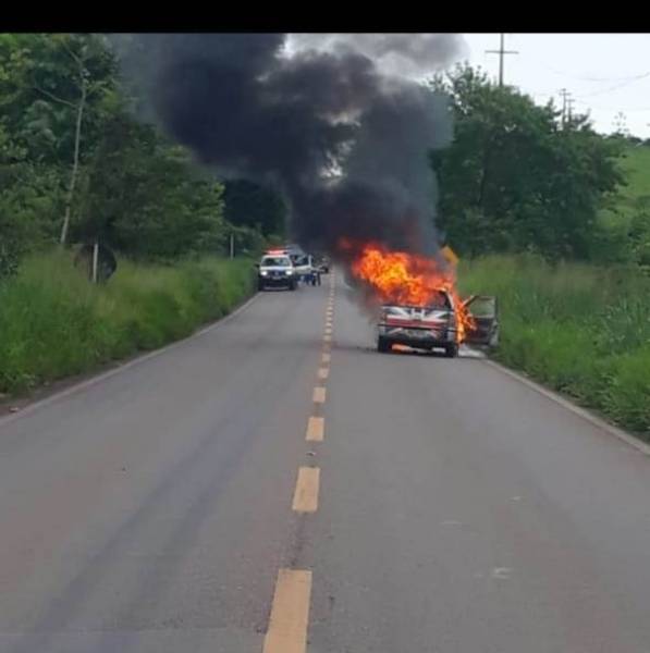 CARRO COM DOIS OCUPANTES FICA TOTALMENTE DESTRUÍDO POR FOGO EM RODOVIA QUE LIGA VILHENA A COLORADO DO OESTE - News Rondônia