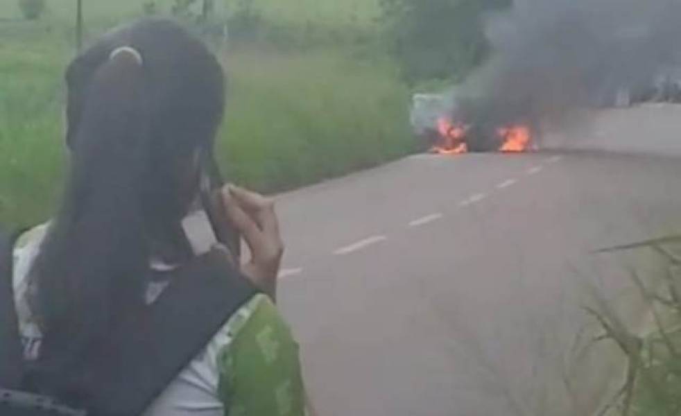 CARRO COM DOIS OCUPANTES FICA TOTALMENTE DESTRUÍDO POR FOGO EM RODOVIA QUE LIGA VILHENA A COLORADO DO OESTE - News Rondônia