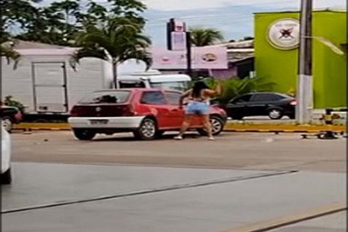 VÍDEO - Mulher flagra marido com suposta amante e destrói carro - News Rondônia