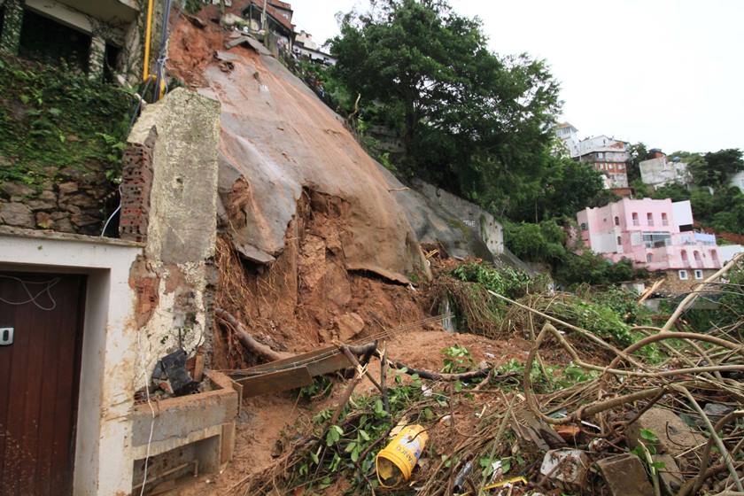 VEJA VÍDEOS DA DESTRUIÇÃO CAUSADA PELO TEMPORAL NO RIO DE JANEIRO - News Rondônia