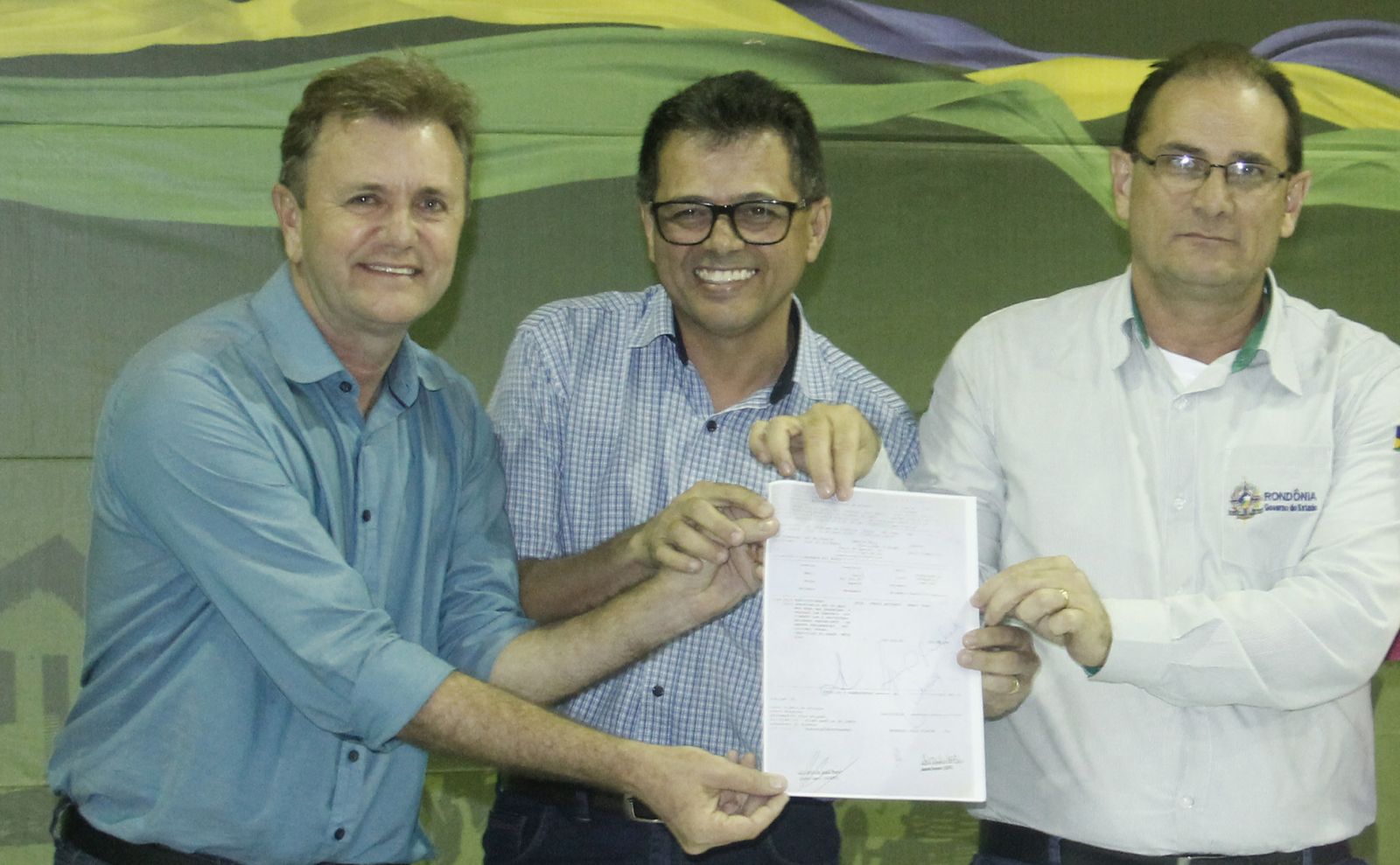 DEPUTADO LUIZINHO GOEBEL ENTREGA NOTA DE EMPENHO NA ORDEM DE R$ 1,8 MILHÃO PARA ASFALTO E TUBOS ARMCOS EM COLORADO DO OESTE - News Rondônia