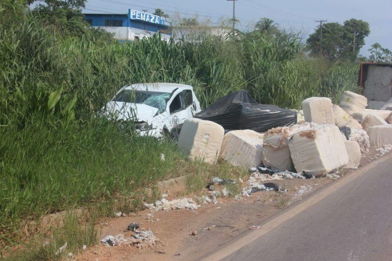 ACIDENTE: VAGÃO DE CARRETA SE SOLTA E ATINGE VEÍCULO DE PASSEIO NA BR-364 - News Rondônia