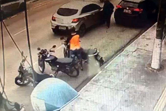 VEJA VÍDEO - Bandido é flagrado furtando moto em frente a escola no centro - News Rondônia