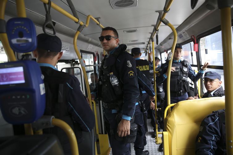 BANDIDOS INCENDEIAM ÔNIBUS E CAMINHÃO DE LIXO NO CEARÁ - News Rondônia