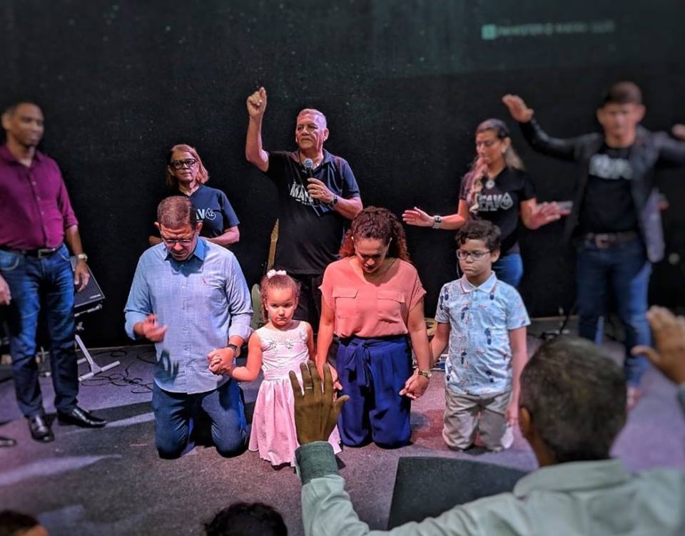 'IMITANDO' JAIR BOLSONARO, MARCOS ROCHA POSTA FOTO ORANDO AJOELHADO COM SUA FAMÍLIA - News Rondônia