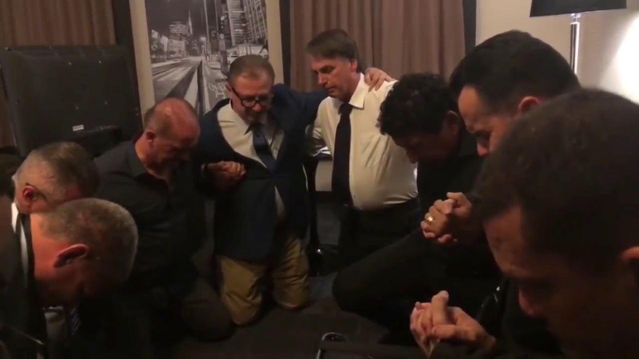 BOLSONARO ORANDO com sua equipe antes do debate NA BAND