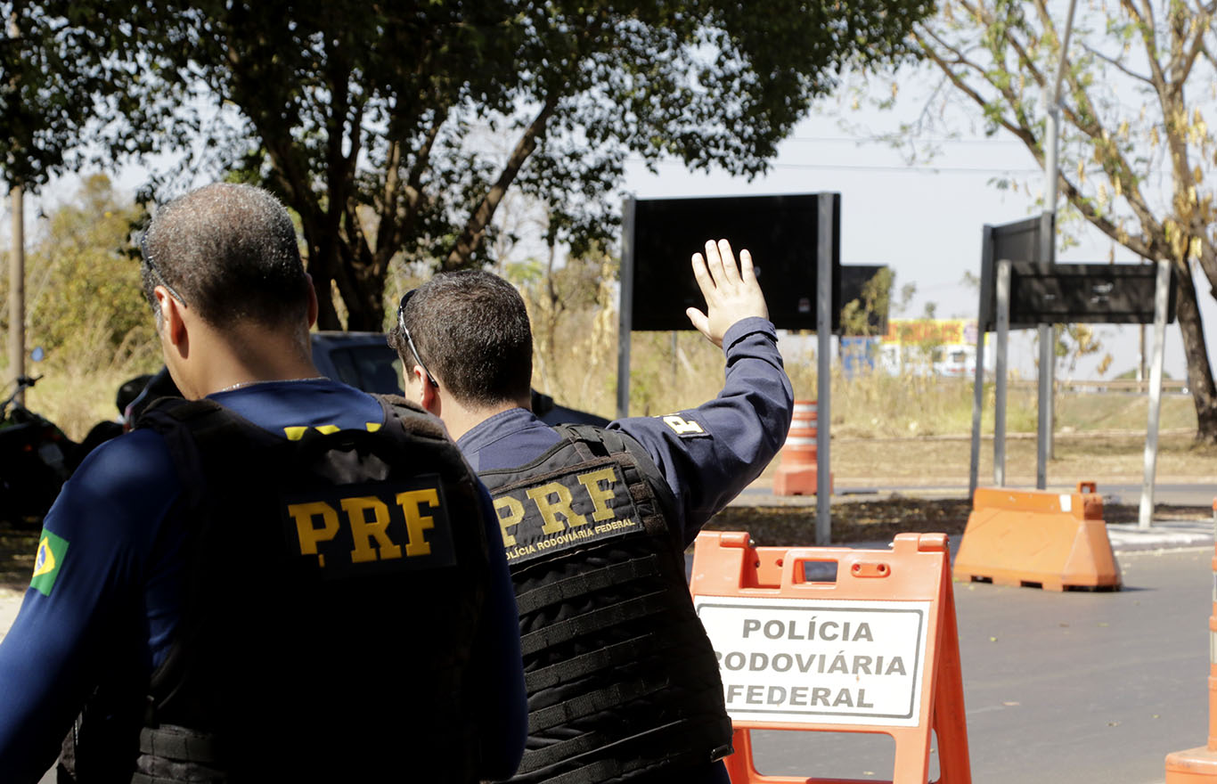 CIRURGIÃO-DENTISTA É PRESO COM CARRO ROUBADO E R$ 230 MIL EM CHEQUES NA BR-163 - News Rondônia
