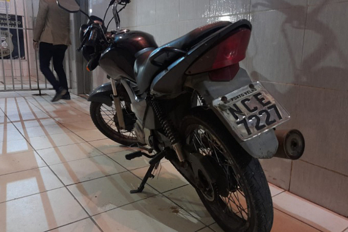 NA CALAMA - Suspeito é flagrado em moto roubada e acaba preso - News Rondônia