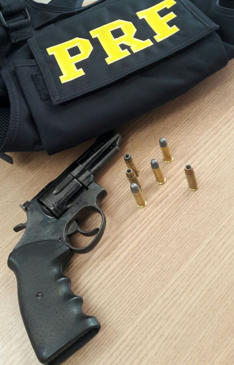 APÓS ACOMPANHAMENTO TÁTICO, PRF PRENDE DUPLA COM ARMA DE FOGO - News Rondônia