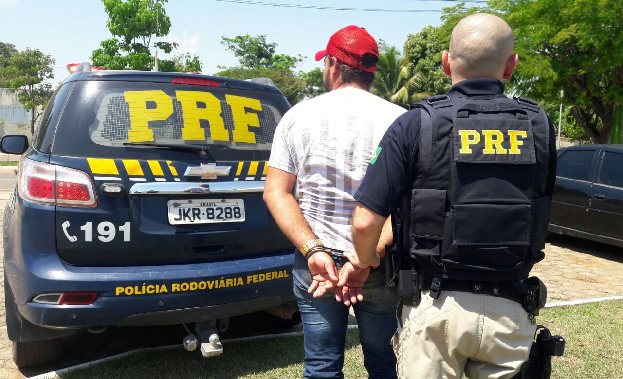 APÓS ACOMPANHAMENTO TÁTICO, PRF PRENDE DUPLA COM ARMA DE FOGO - News Rondônia