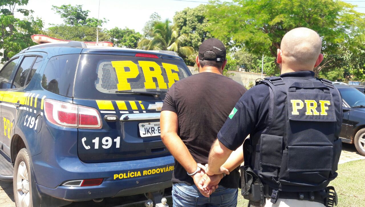 APÓS ACOMPANHAMENTO TÁTICO, PRF PRENDE DUPLA COM ARMA DE FOGO - News Rondônia