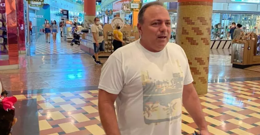 Flagrado sem máscara em shopping de Manaus Eduardo Pazuello diz: 'Onde compra isso?' - News Rondônia