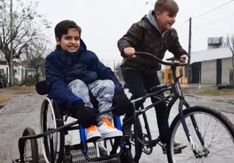 MENINO CRIA BIKE PARA ANDAR COM PRIMO CADEIRANTE: INSEPARÁVEIS - News Rondônia