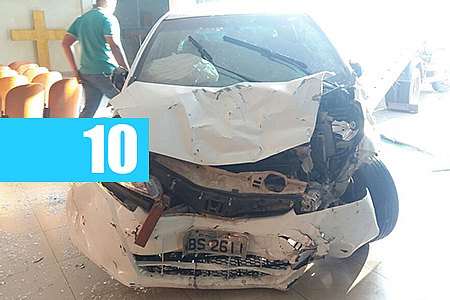 APÓS SER ATINGIDO POR UBER, MOTORISTA DESTRÓI VIDRAÇAS E INVADE IGREJA UNIVERSAL  FOTOS - News Rondônia