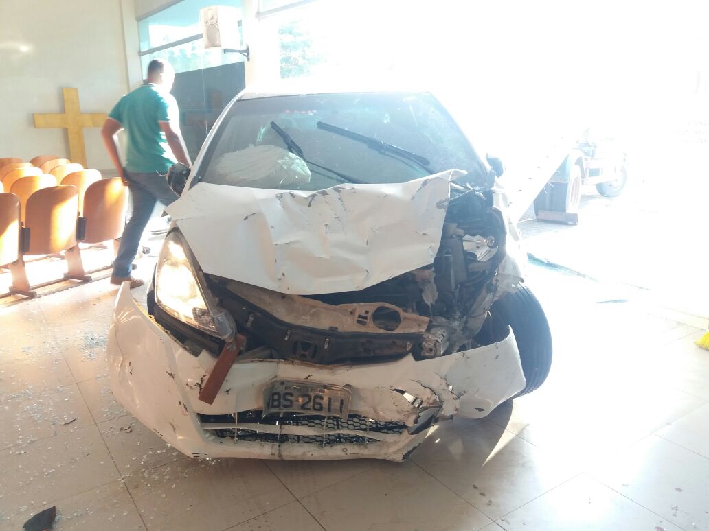 APÓS SER ATINGIDO POR UBER, MOTORISTA DESTRÓI VIDRAÇAS E INVADE IGREJA UNIVERSAL  FOTOS - News Rondônia
