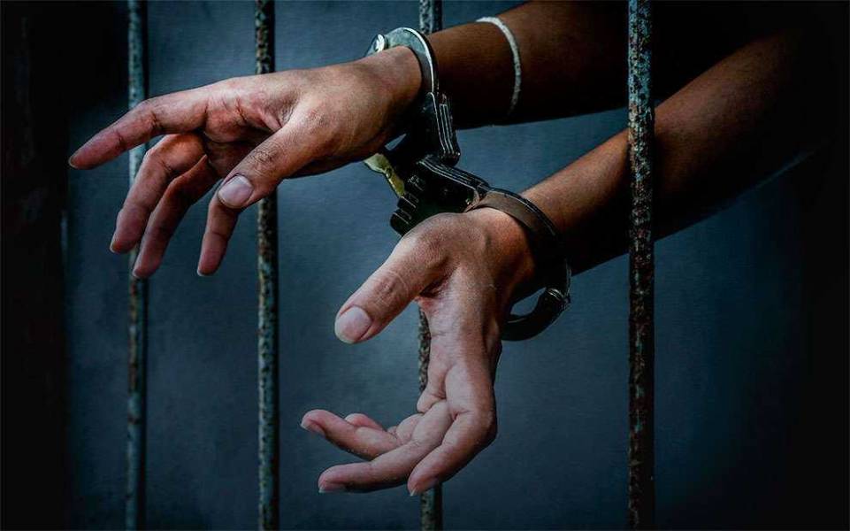 Mesmo algemado, rapaz de 26 anos que diz fazer parte de facção criminosa tenta fugir e dá 'canseira' em policiais - News Rondônia