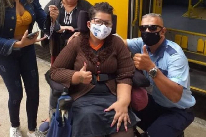 Motorista muda rota do ônibus para ajudar passageira cadeirante - News Rondônia