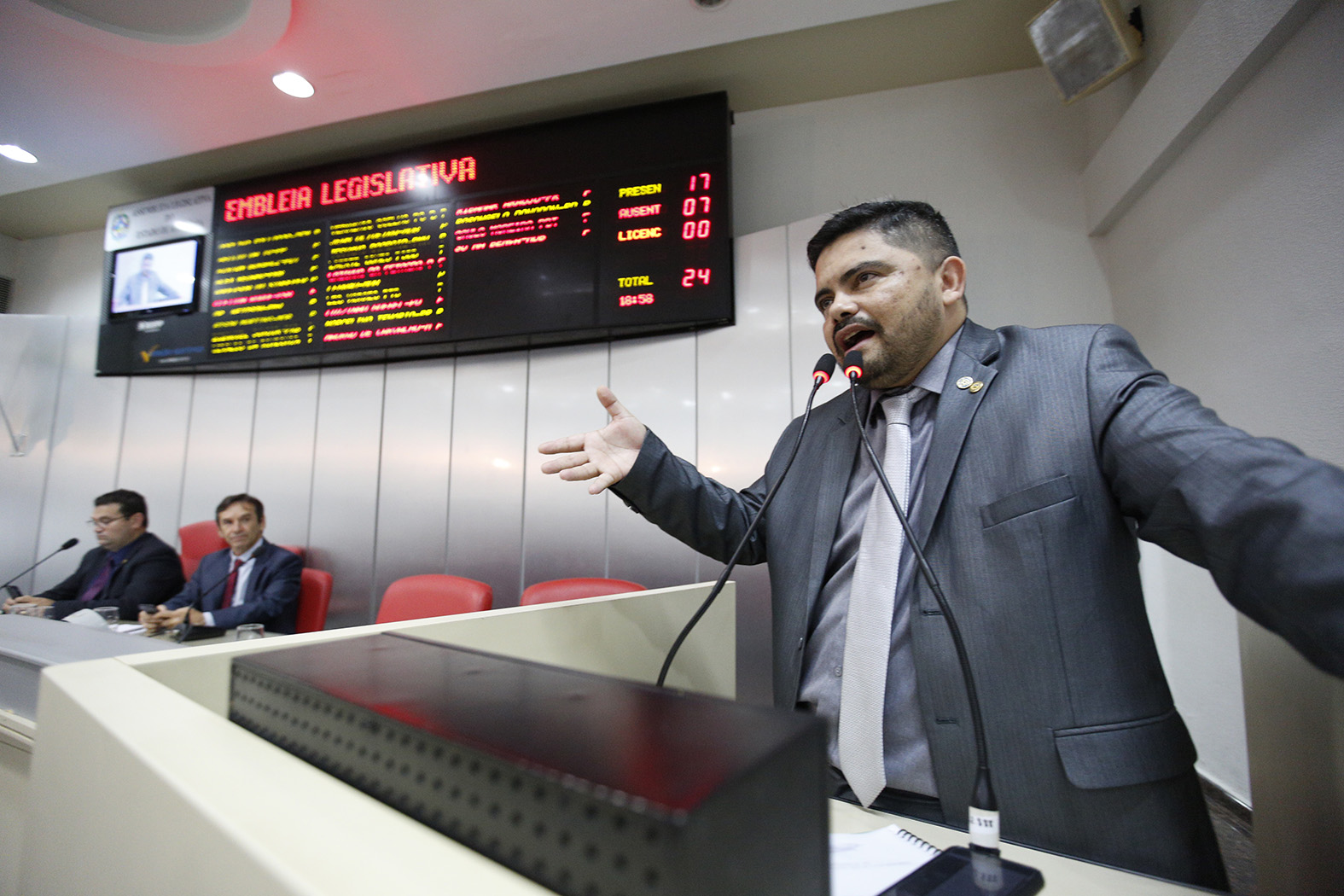 PRESO TEM QUE TRABALHAR - DEPUTADO JESUÍNO PARABENIZA ATITUDE DE POLICIAL FEMININA QUE ATIROU EM BANDIDO DURANTE ASSALTO - News Rondônia