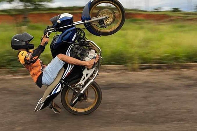 VELOZ SEM FÚRIA - Marginal é preso com moto adulterada após fuga alucinada - News Rondônia