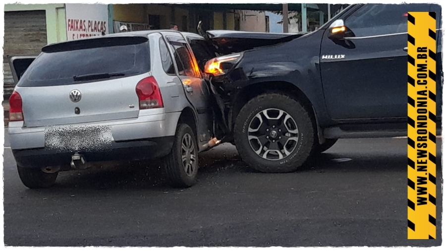 NA ABUNÃ: Violenta colisão envolvendo Hilux e Gol deixa motorista lesionado - News Rondônia